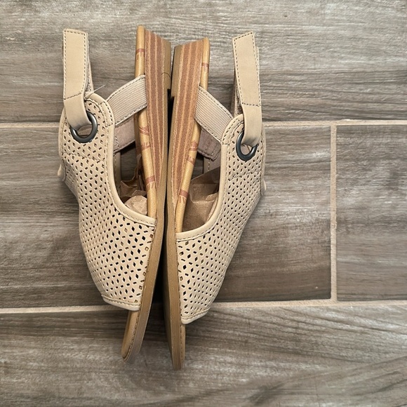 Blowfish Malibu Beckridge Willow Velcro Strap Perforated Sandals - Picture 3 of 6